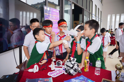 Học sinh thực hành robot Learn to Leap